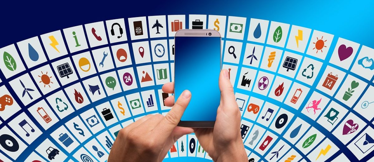 游戏加加 App 主界面概念示意图，深色背景上排列着帧率曲线与硬件占用面板，金色描边的悬浮窗悬在游戏画面一角